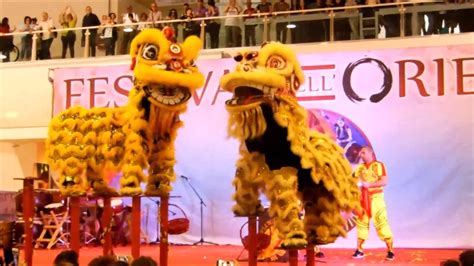 La Danza dei Leoni! Un Affascinante Esplorazione di Simbolismo e Armonia Persiana