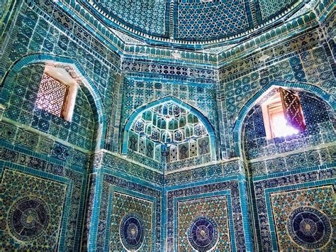 Il Mausoleo di Shah-i Zinda? Un Sogno Astratto di Azulejo e Intreccio Geometrico!